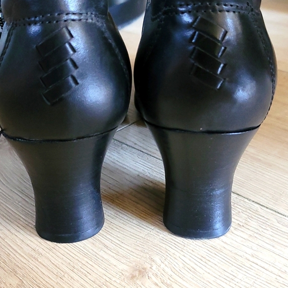 CLARKS LEATHER 2" Heels, Slip-on, Super comfortable, size 10 Walking Shoes - Picture 5 of 7